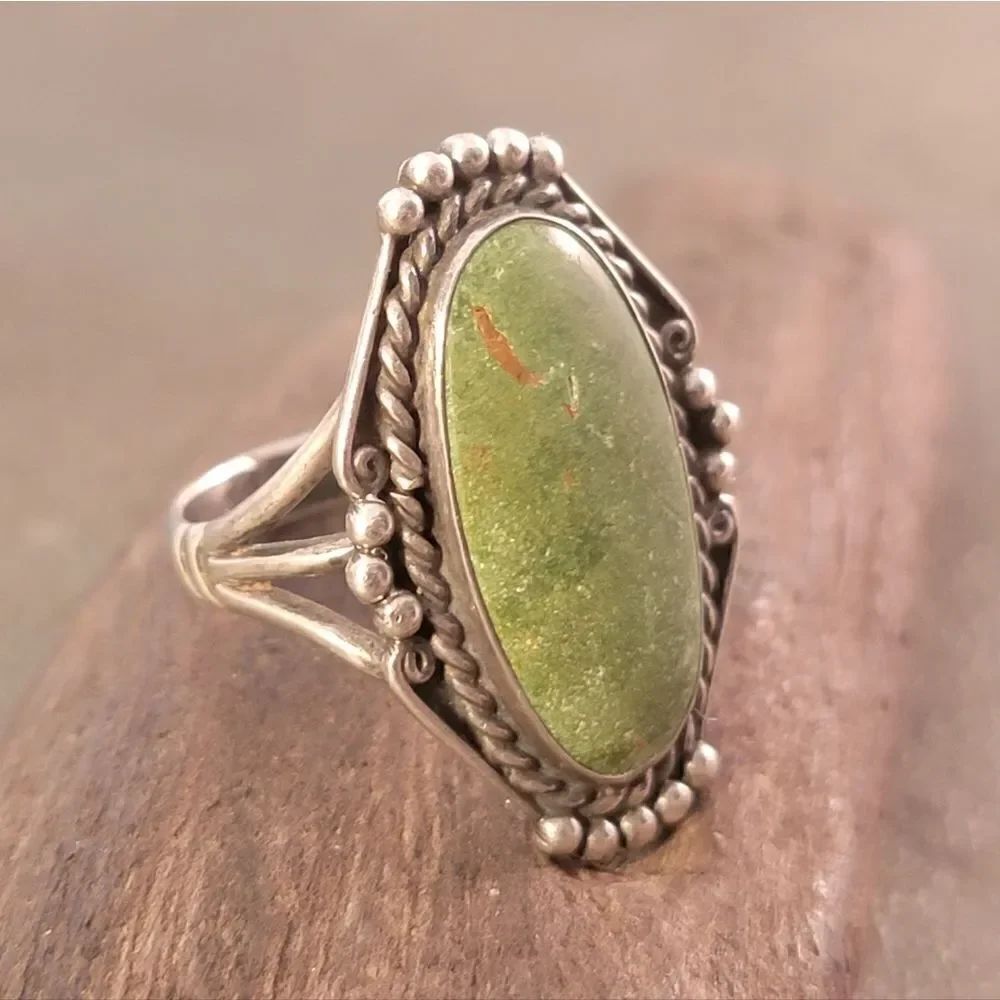 Vintage Old Pawn Navajo Green Turquoise Oval Beaded Cable Bezel Ring